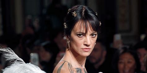 Asia Argento foto: nuda, senza veli con un corpo。